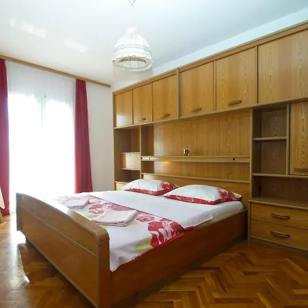 Apartment 770